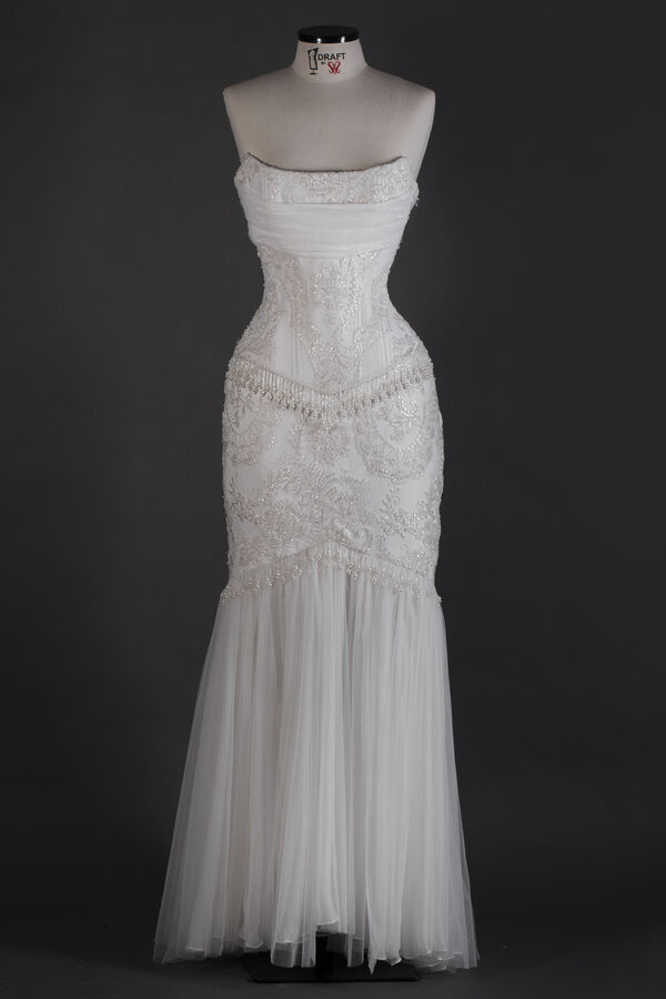 Vestido de Noiva Bordado Decote Canoa e Saia Sereia