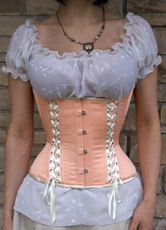 Corset Underbust, acabamento canoa em baixo do busto, aplicação de fitas extras de cetim. Diversas cores.