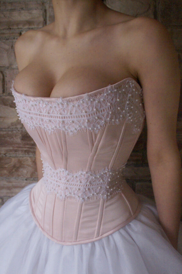 Corset canoa com gussets e bordado em pérolas