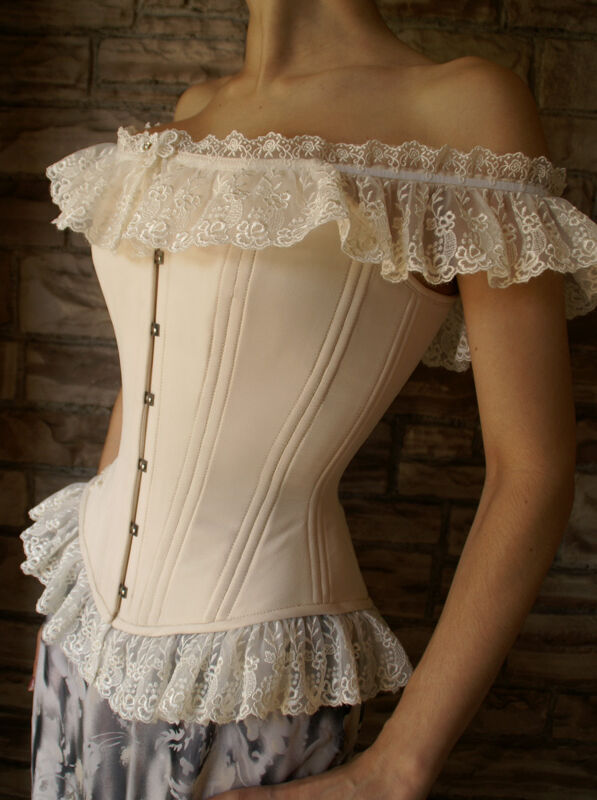 Corset Decote Canoa: Babado de Tule Bordado